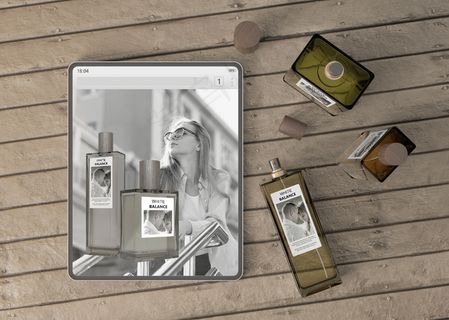 带香水网站的模拟平板电脑