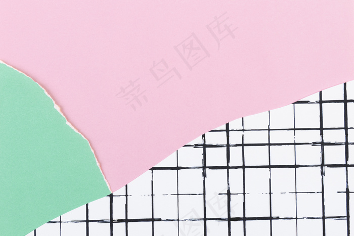 网格图案背景上的粉红色撕纸