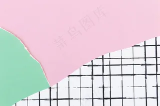 网格图案背景上的粉红色撕纸