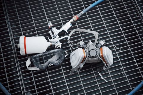 汽车工业中用于汽车喷漆的喷雾器。