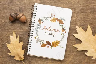 旁边有橡子和树叶的笔记本