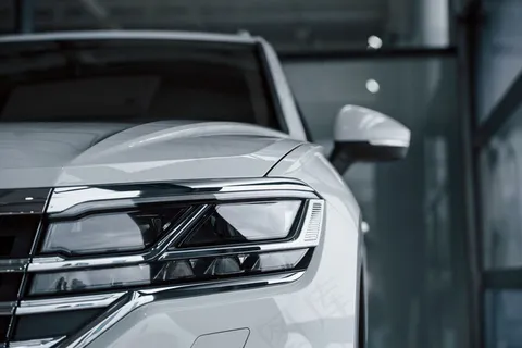 注意细节。白天停放在室内的现代豪华白色轿车的粒子视图