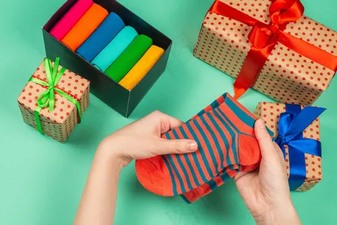 五颜六色的收集棉袜作为礼物送给女人。 五颜六色的收集棉袜作为礼物送给女人。