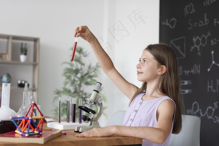 在课堂上学习更多化学知识的女孩