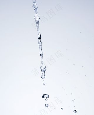 白色背景上逼真的水花飞溅