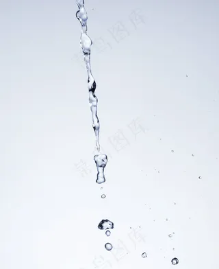 白色背景上逼真的水花飞溅