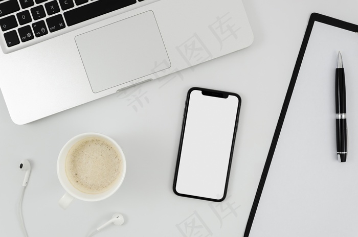 平板智能手机模型样机，桌上有杯子