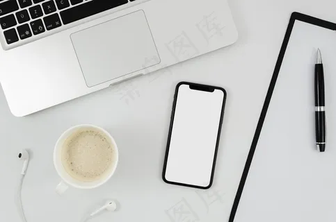 平板智能手机模型样机，桌上有杯子
