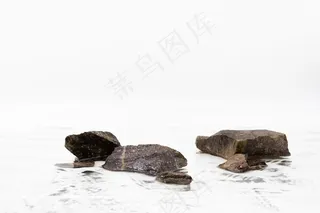 高清水上石块素材