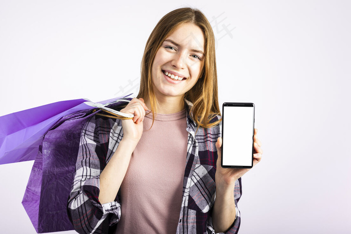 在镜头前展示手机的女性肖像