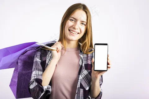 在镜头前展示手机的女性肖像 在镜头前展示手机的女性肖像