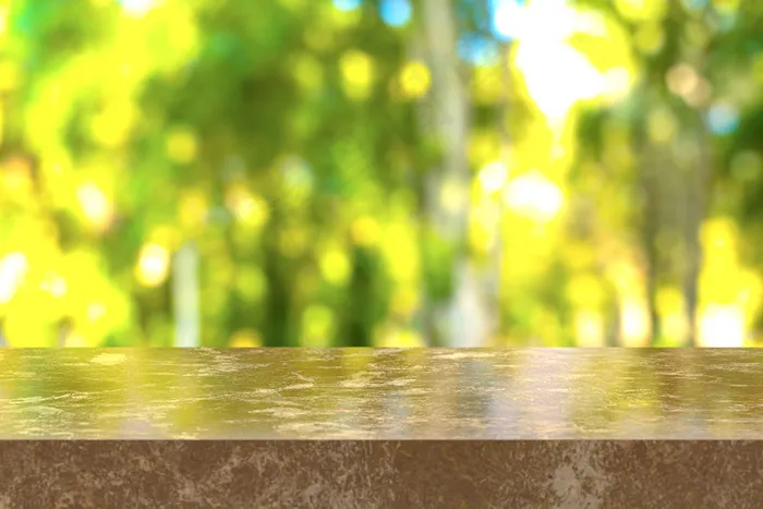 带自然景观的棕色大理石桌子