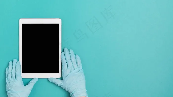 桌面上有平板电脑的俯视图