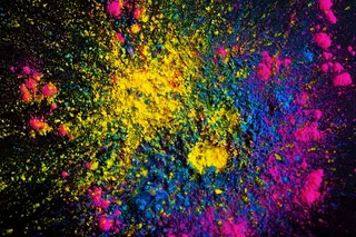 黑色背景上的Holi彩色背景