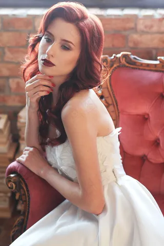 穿着白色婚纱的美丽新娘