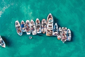空中无人机拍摄了码头附近停靠的不同大小的船只