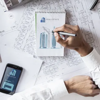 俯视手在记事本上写字