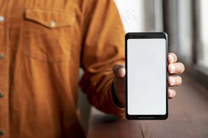 一个随便的男人在展示他的手机