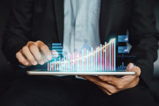 利用数字增强现实图形技术分析金融共同基金。