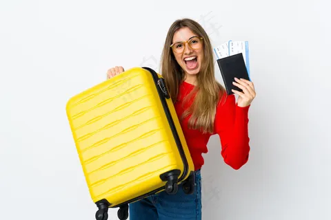 一个年轻的女人带着手提箱和护照在度假时翻过孤立的白墙