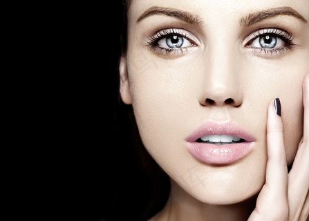 高级时装看，魅力美丽的白人年轻女性模特的特写美女肖像，裸妆，完美干净的皮肤