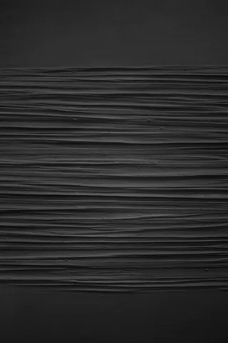 黑漆墙上图案的垂直灰阶照片
