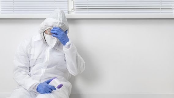 工作一整天后医生累了 工作一整天后医生累了