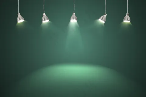 带聚光灯背景的绿色墙 带聚光灯背景的绿色墙