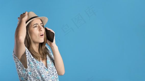 愤怒的女人在打电话