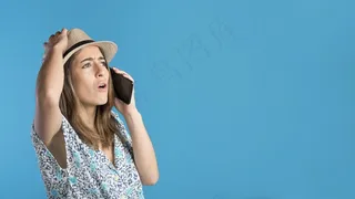 愤怒的女人在打电话