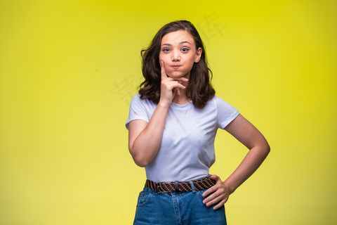 年轻女孩露出怀疑的表情。 年轻女孩露出怀疑的表情。