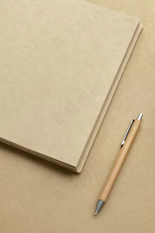 有铅笔的自然棕色纸笔记本