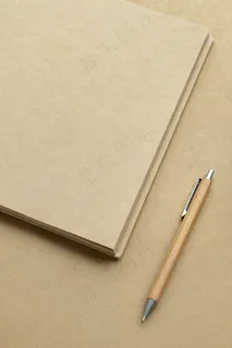 有铅笔的自然棕色纸笔记本 有铅笔的自然棕色纸笔记本