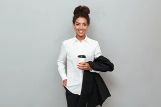 站在灰色墙上的非洲女商人