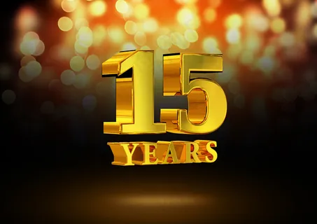 15周年纪念日金色3d独立于优雅的(bokeh)散景背景 15周年纪念日金色3d独立于优雅的(bokeh)散景背景