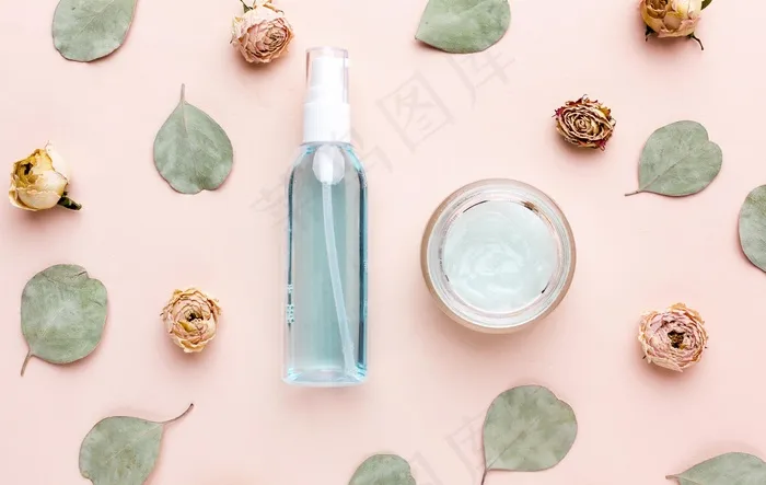 带叶有机化妆品顶视图