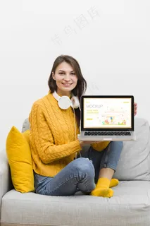 带着手提电脑和耳机的女士