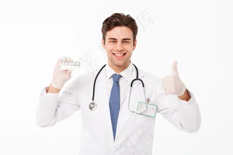 一位自信的年轻男性医生的特写肖像 一位自信的年轻男性医生的特写肖像