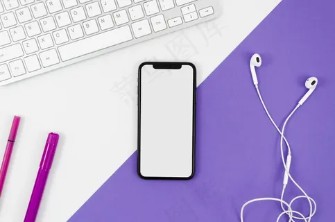 平躺的手拿着智能手机模型样机，带键盘和耳机