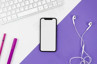 平躺的手拿着智能手机模型样机，带键盘和耳机