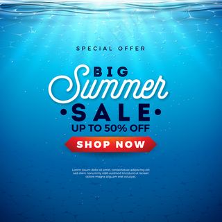 夏季大减价设计与假日印刷字母和日出在水下蓝海背景。优惠券或代金券的季节性说明