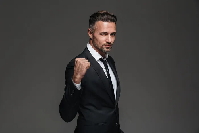 一个严肃成熟的商人穿着西装的画像