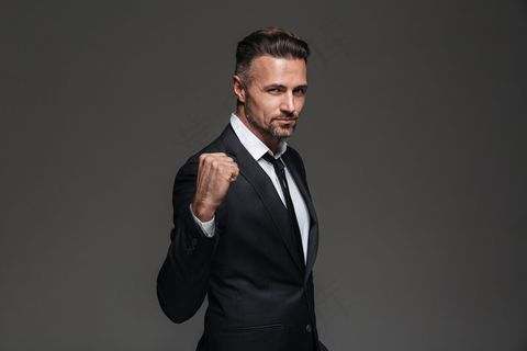 一个严肃成熟的商人穿着西装的画像