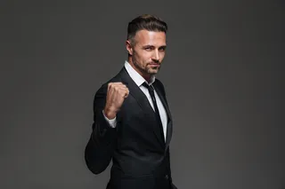 一个严肃成熟的商人穿着西装的画像