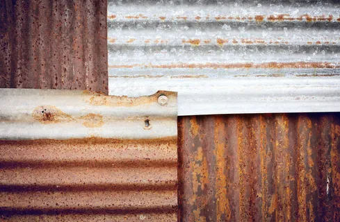 陈旧生锈损坏的镀锌纹理.垃圾旧锈金属纹理，背景有划痕和裂缝，色调柔和。