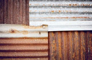 陈旧生锈损坏的镀锌纹理.垃圾旧锈金属纹理，背景有划痕和裂缝，色调柔和。