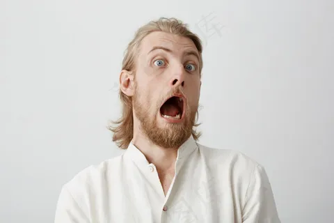 一幅滑稽英俊的金发男子的画像，表示震惊或害怕某事