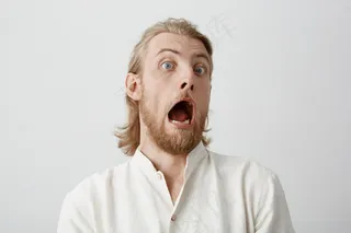 一幅滑稽英俊的金发男子的画像，表示震惊或害怕某事