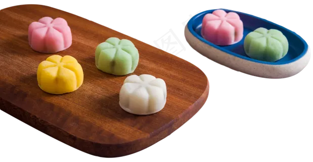 放在砧板上的冰皮月饼