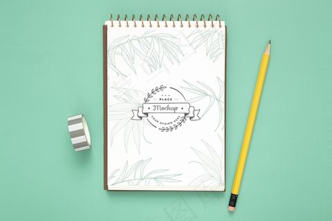 带铅笔和笔记本的桌面俯视图